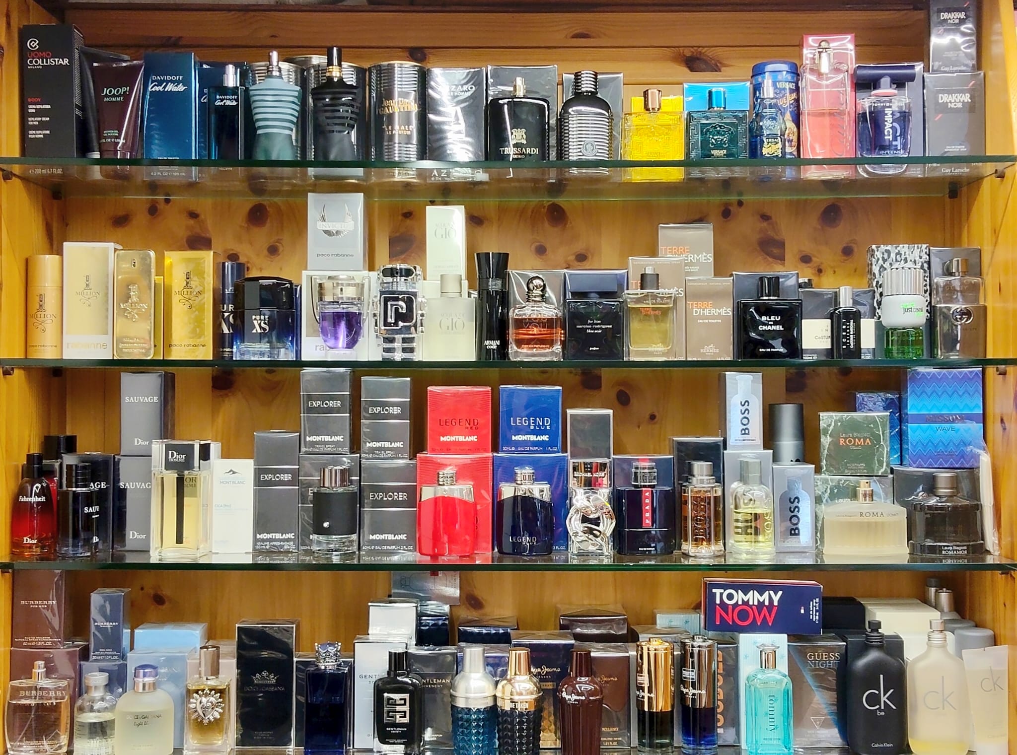 Scaffale profumi nella boutique Fascino